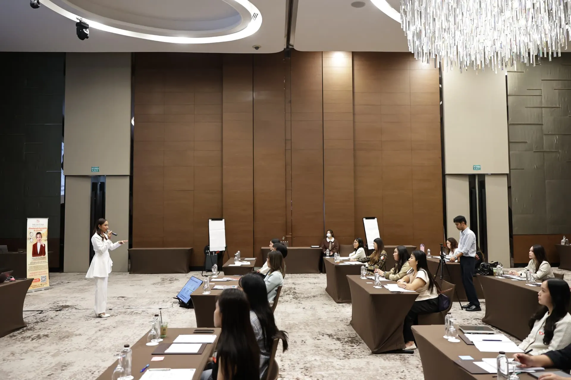 วิทยากรของ ไป ต่อ สิ กำลังบรรยายให้ผู้เข้าอบรมในห้องประชุมโรงแรม